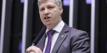 Advogados públicos e procuradores ganham R$ 1 bi em honorários em 2024 e Câmara quer fim de bônus Advogados públicos e procuradores ganham R$ 1 bi em honorários em 2024 e Câmara quer fim de bônus