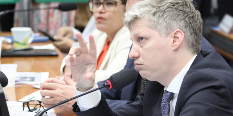 Comissão aprova requerimento para ouvir Filipe Martins em audiência