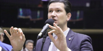 'Ilegal e nada razoável': deputado condena 'penduricalho' além do teto pago a advogados da União ‘Ilegal e nada razoável’: deputado condena ‘penduricalho’ além do teto pago a advogados da União