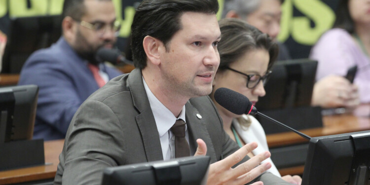 CCJ da Câmara aprova e manda ao Senado um dos projetos anti-STF CCJ da Câmara aprova e manda ao Senado um dos projetos anti-STF