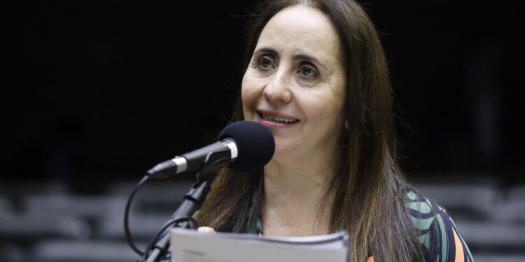 Deputada apresenta projeto que barra supersalários