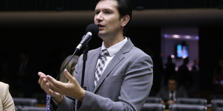 Gilson Marques quer prioridade para brasileiros em benefícios sociais Gilson Marques quer prioridade para brasileiros em benefícios sociais