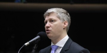 Quem mais põe fogo na floresta ´o PT’, diz Van Hattem, ao citar decordes de queimadas sob gestão de Marina Silva Quem mais põe fogo na floresta ´o PT’, diz Van Hattem, ao citar decordes de queimadas sob gestão de Marina Silva