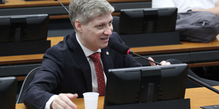 Van Hattem, na raça, consegue gravar depoimento contra censura Van Hattem, na raça, consegue gravar depoimento contra censura