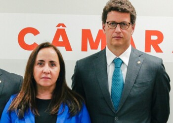 Deputados apresentam regulamentação para recarga de carros elétricos