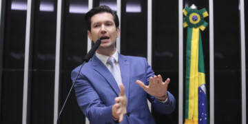 “Os políticos não são a solução, os políticos são o problema” disse Gilson Marques “Os políticos não são a solução, os políticos são o problema” disse Gilson Marques