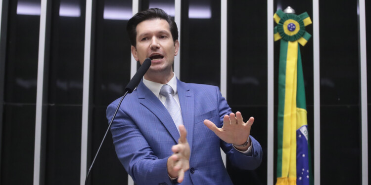 “Os políticos não são a solução, os políticos são o problema” disse Gilson Marques “Os políticos não são a solução, os políticos são o problema” disse Gilson Marques