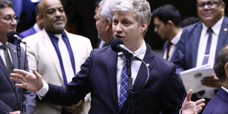 Aposentada questiona Lupi na Câmara: “Nós não merecemos respeito?” Aposentada questiona Lupi na Câmara: “Nós não merecemos respeito?”