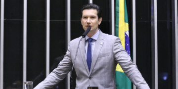 Câmara dos Deputados deve instalar comissão para analisar projeto de isenção do imposto de renda Câmara dos Deputados deve instalar comissão para analisar projeto de isenção do imposto de renda