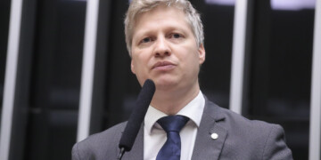 Deputados apresentam regulamentação para recarga de carros elétricos Deputados apresentam regulamentação para recarga de carros elétricos