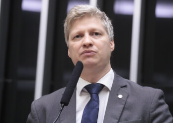 Oposição formaliza pedido de CPI do INSS na Câmara e pressiona Motta